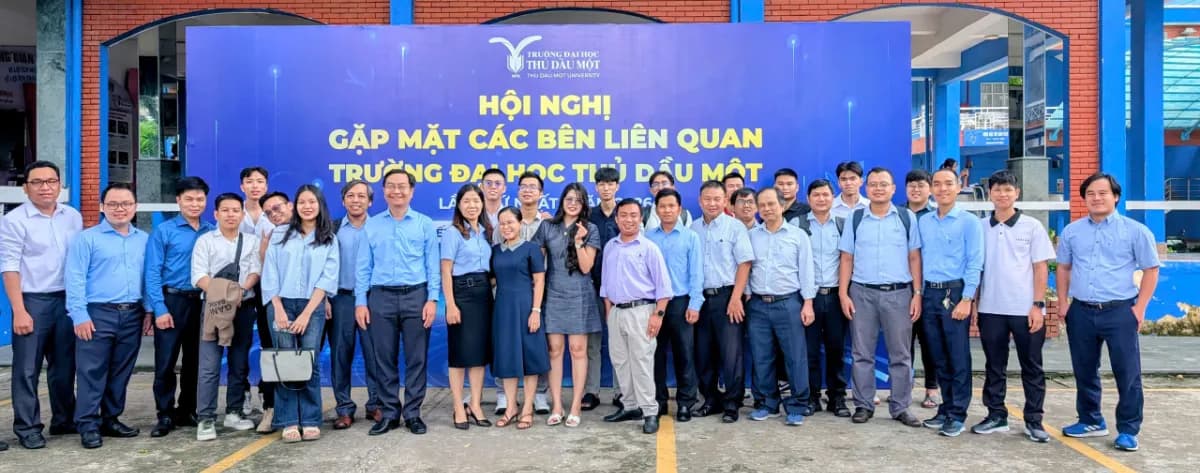 Phan Ngọc Đức cùng cựu sinh viên Viện Công nghệ số tham gia họp mặt tại Trường Đại học Thủ Dầu Một